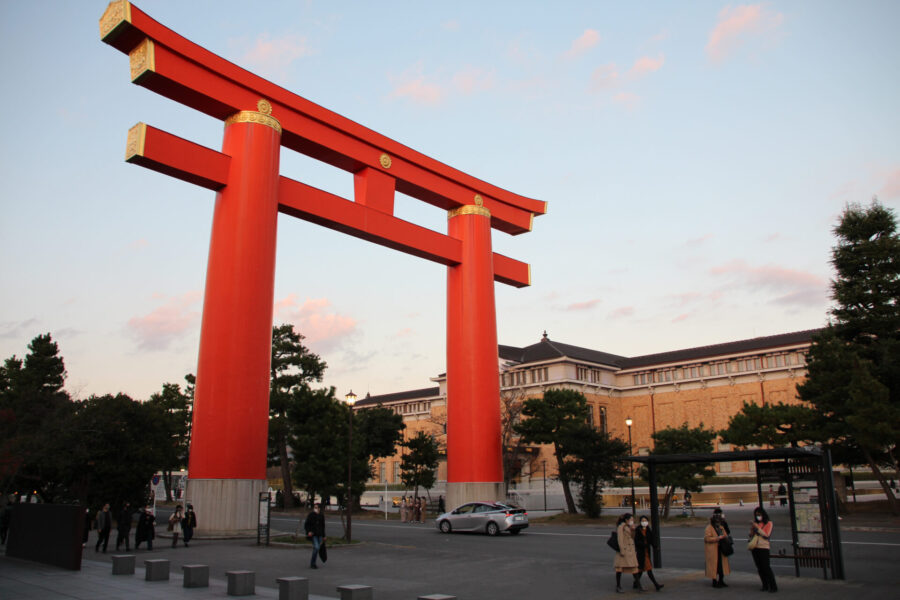 京セラ美術館と平安神宮の鳥居