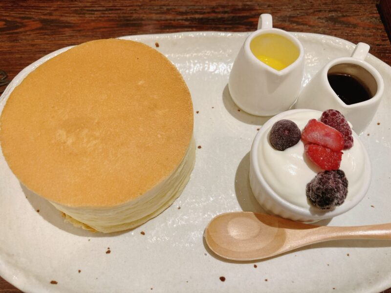 生クリーム添えホットケーキ（Cafe Salon Sonjin）