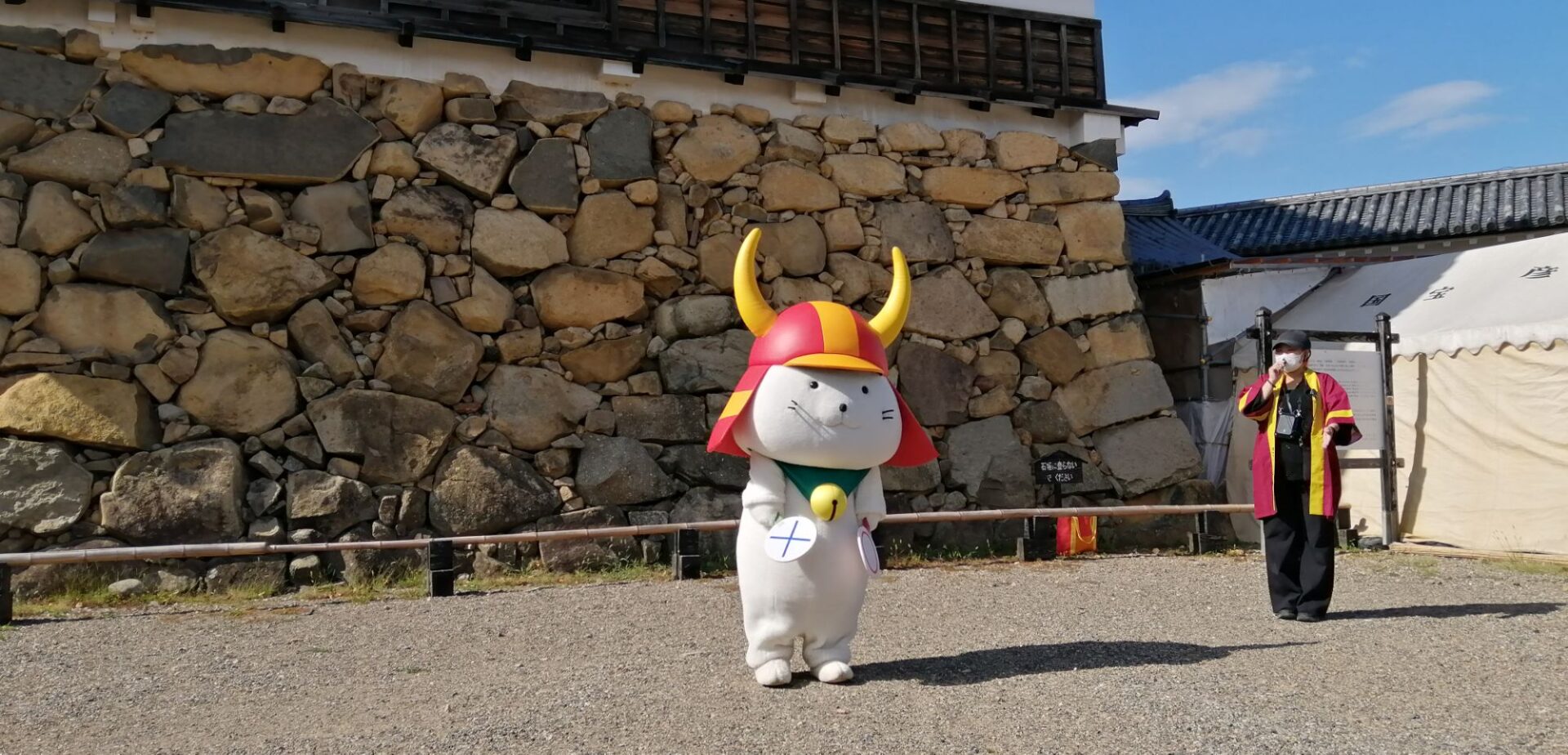 ひこにゃんとお世話係スタッフ