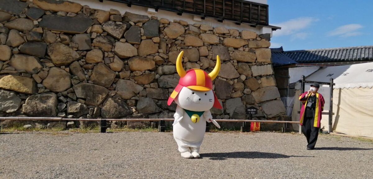 マルバツゲームを披露するひこにゃんとお世話係スタッフ（彦根城天守前広場）