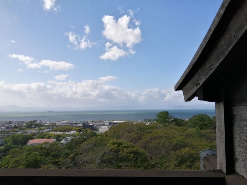 彦根城天守の西側に広がる琵琶湖