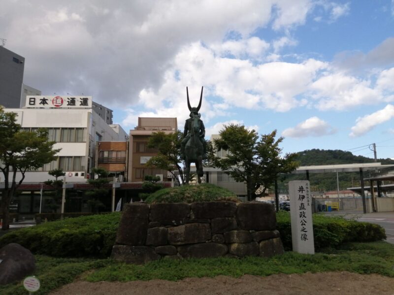 井伊直政公の銅像（JR彦根駅前広場）
