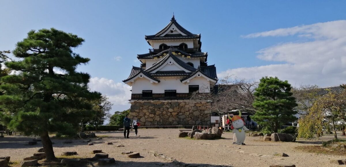 彦根城天守前広場とひこにゃんパネル