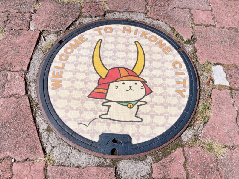 ひこにゃんのマンホール蓋（JR彦根駅前広場）