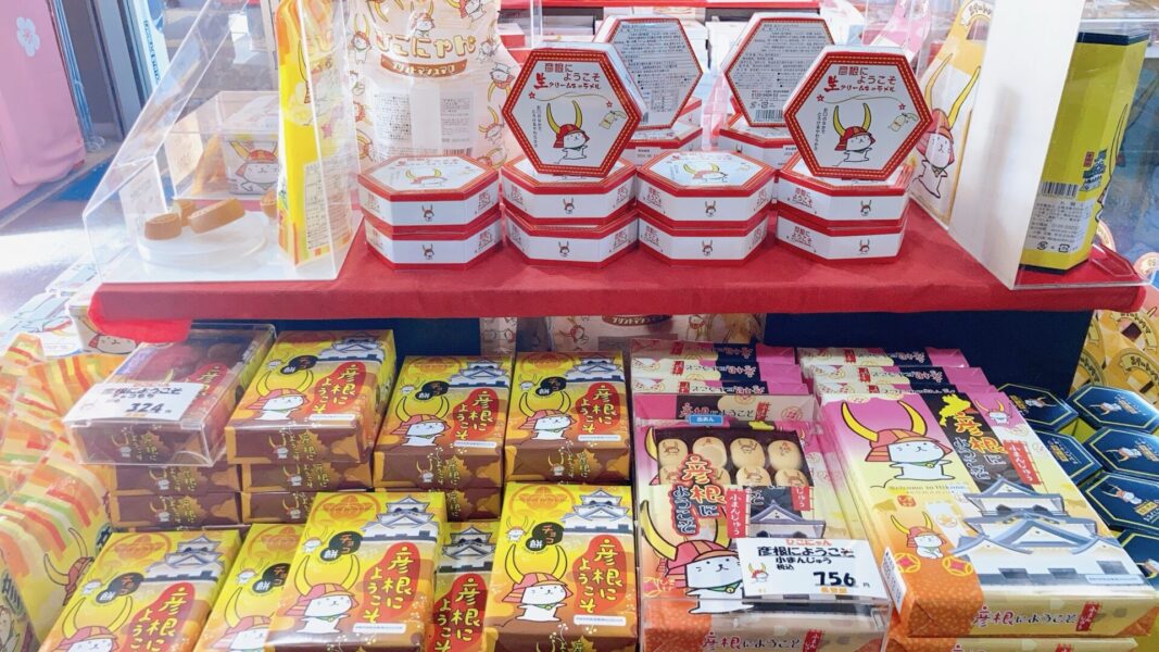 「彦根にようこそ」と書かれたお菓子（MOHERON STUDIO ひこにゃんショップ）