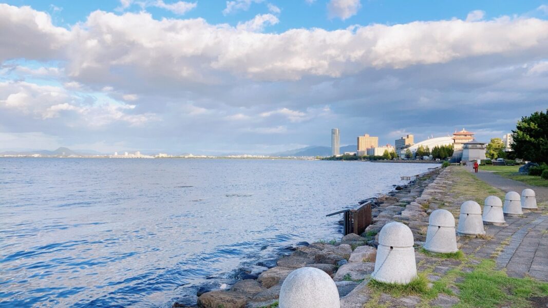 なぎさ公園おまつり広場から見た琵琶湖畔