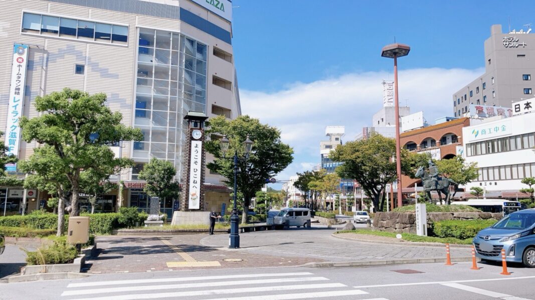 ひこにゃんマンホールが設置されているJR彦根駅前広場