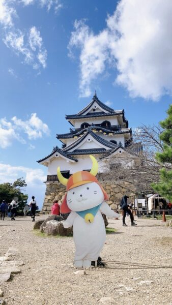 彦根城天守を背景に記念撮影ができるひこにゃんパネル